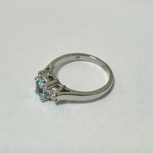 18ct White Gold Aquamarine and Diamonds 3 Stone Ring Pre-Loved ref PLR117