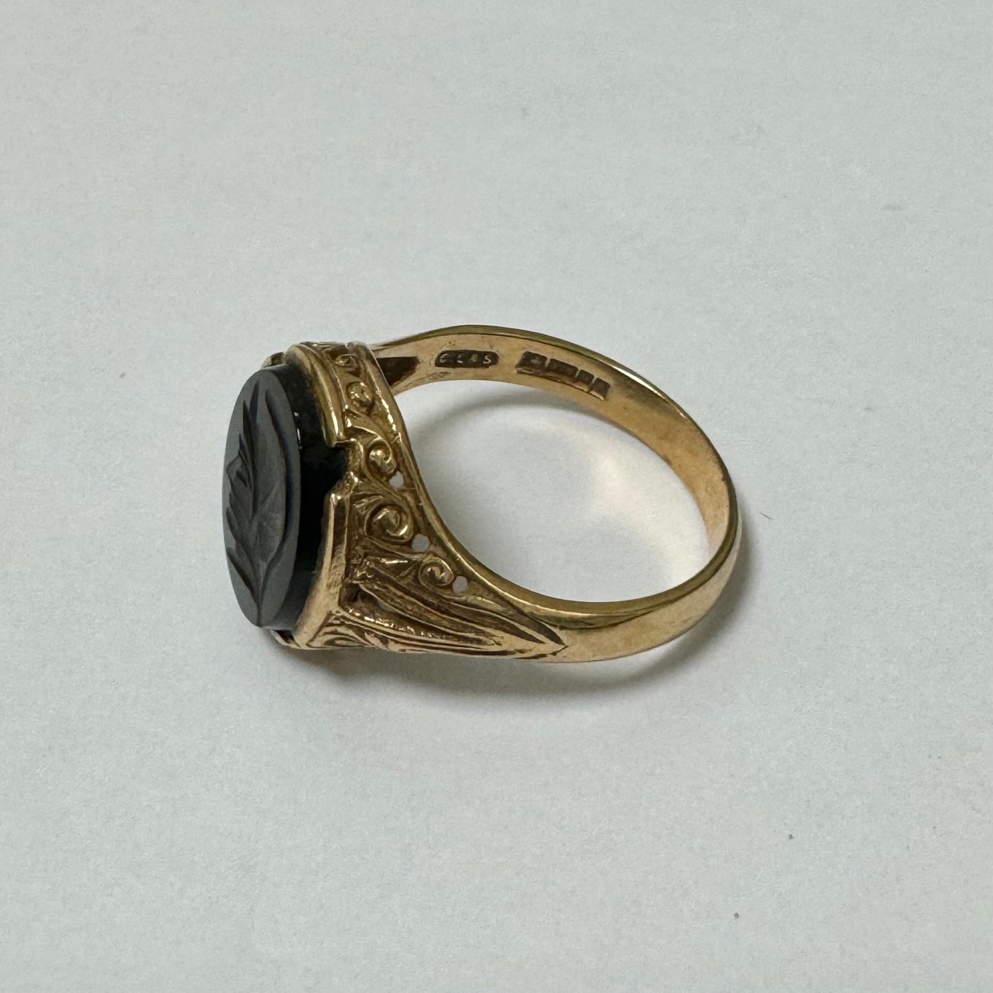 9ct Yellow Gold Black Carved Stone Signet Ring - Pre-Loved Ref PLR15