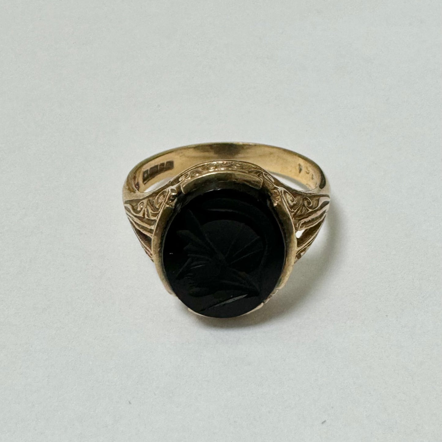 9ct Yellow Gold Black Carved Stone Signet Ring - Pre-Loved Ref PLR15