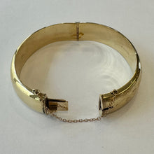 Load image into Gallery viewer, 9ct Yellow Gold Hollow Patterned Bangle With Safety Chain Pre Loved
