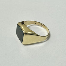 Load image into Gallery viewer, 9ct Yellow Gold Blood stone Set Signet ring  - Pre-Loved ref PLR119
