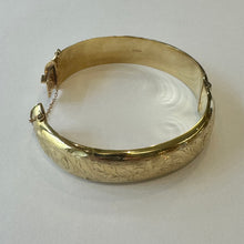 Load image into Gallery viewer, 9ct Yellow Gold Hollow Patterned Bangle With Safety Chain Pre Loved
