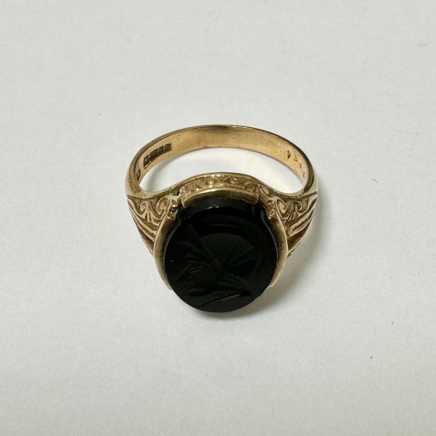 9ct Yellow Gold Black Carved Stone Signet Ring - Pre-Loved Ref PLR15