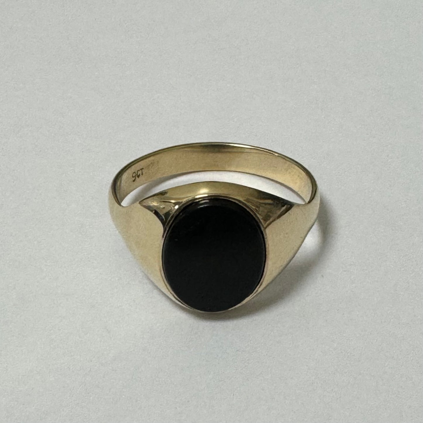 9ct Yellow Gold Onyx Set Signet ring  - Pre-Loved Ref PLR52