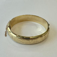 Load image into Gallery viewer, 9ct Yellow Gold Hollow Patterned Bangle With Safety Chain Pre Loved
