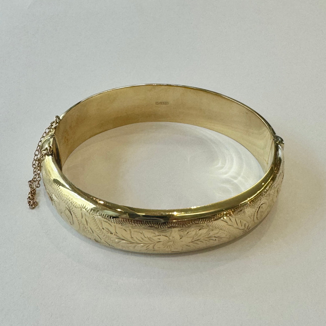 9ct Yellow Gold Hollow Patterned Bangle With Safety Chain Pre Loved