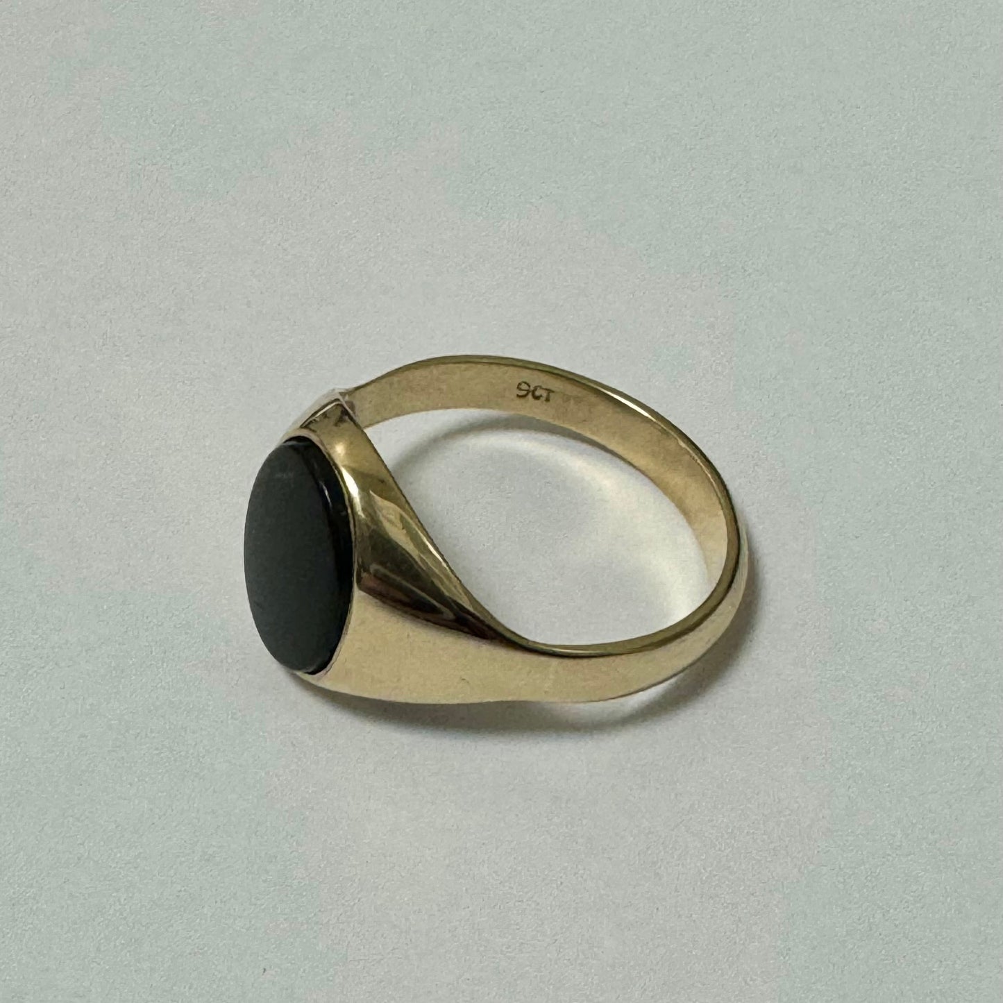 9ct Yellow Gold Onyx Set Signet ring  - Pre-Loved Ref PLR52