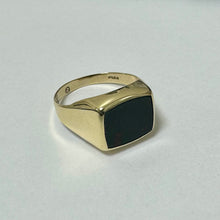 Load image into Gallery viewer, 9ct Yellow Gold Blood stone Set Signet ring  - Pre-Loved ref PLR119
