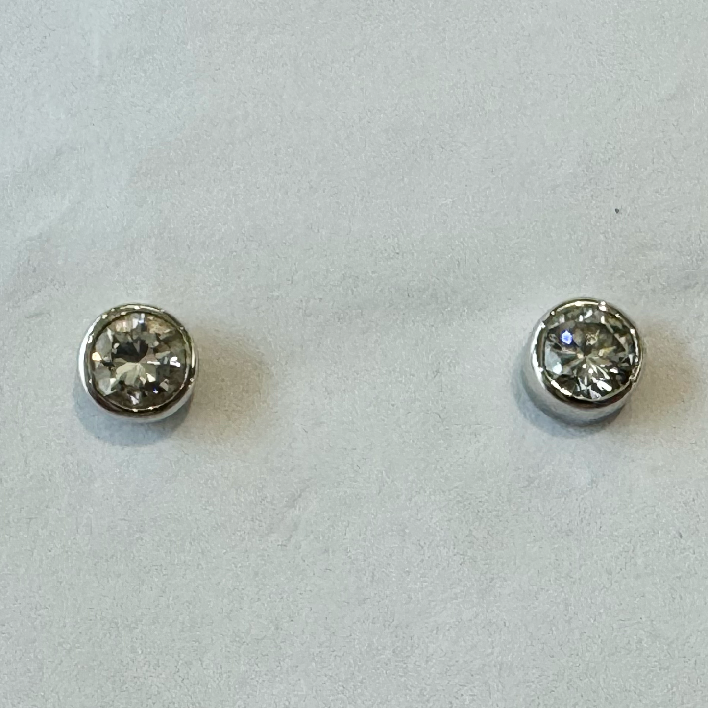 18ct White Gold Diamond Set Stud Earrings Pre-Loved REf PLE53