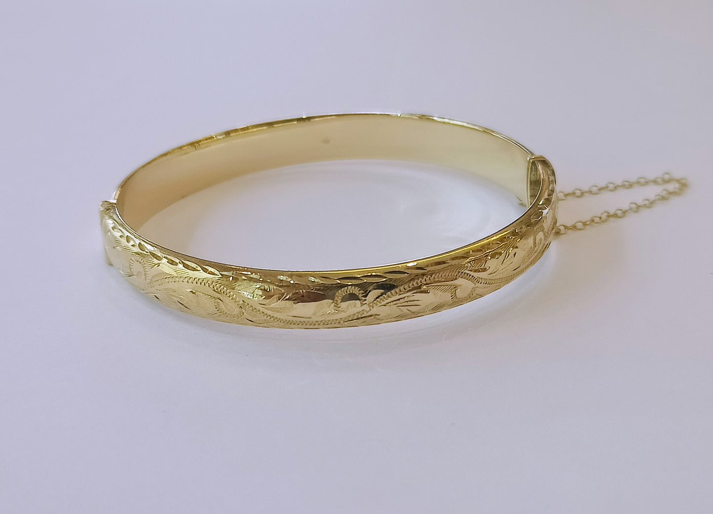 PLB14 Preloved 9ct Y/G Engraved Hinge Bangle with safety chain 10.5grms