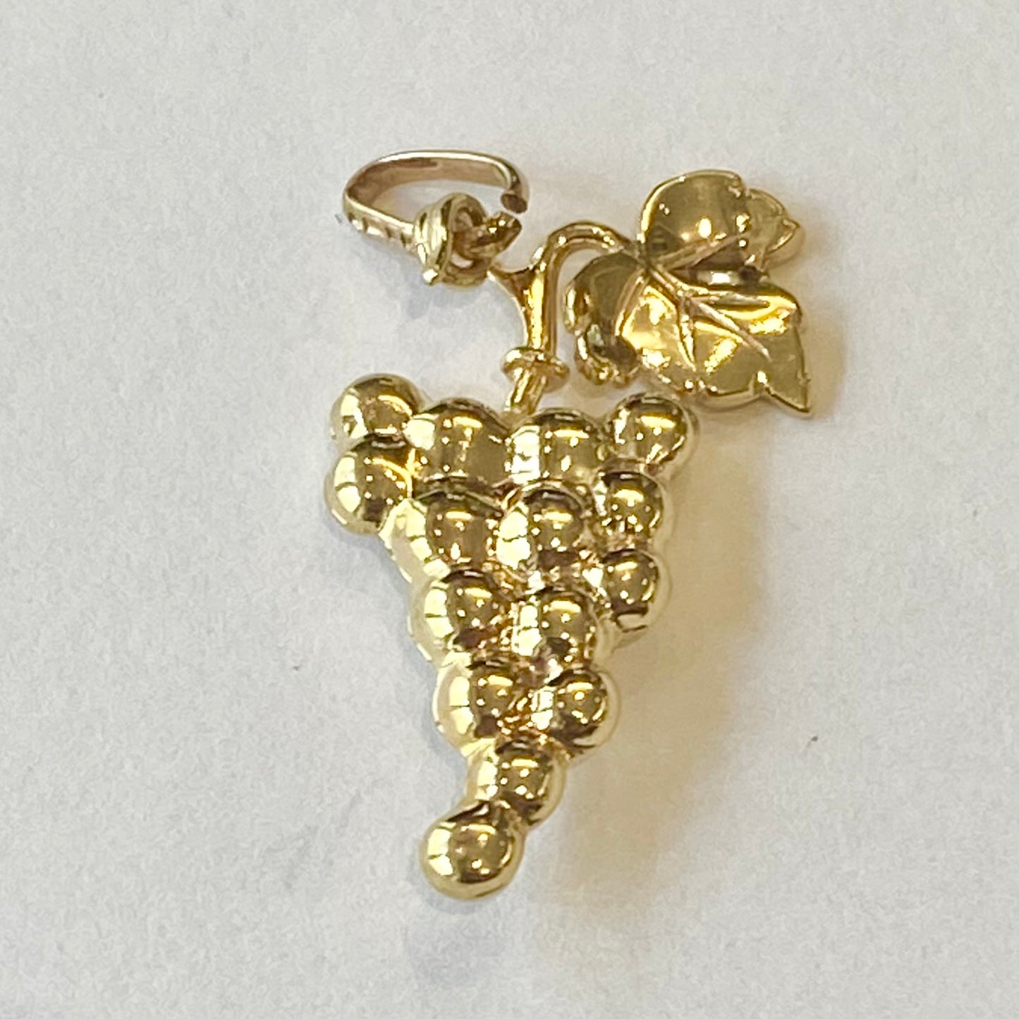 PLCH03 Pre-Loved 9ct yellow gold Bunch of grapes charm pendant 1.3grms