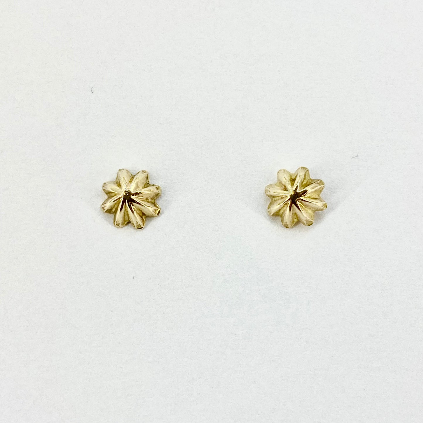 9ct Yellow Gold Flower Stud Earrings Pre-Loved Ref PLE46