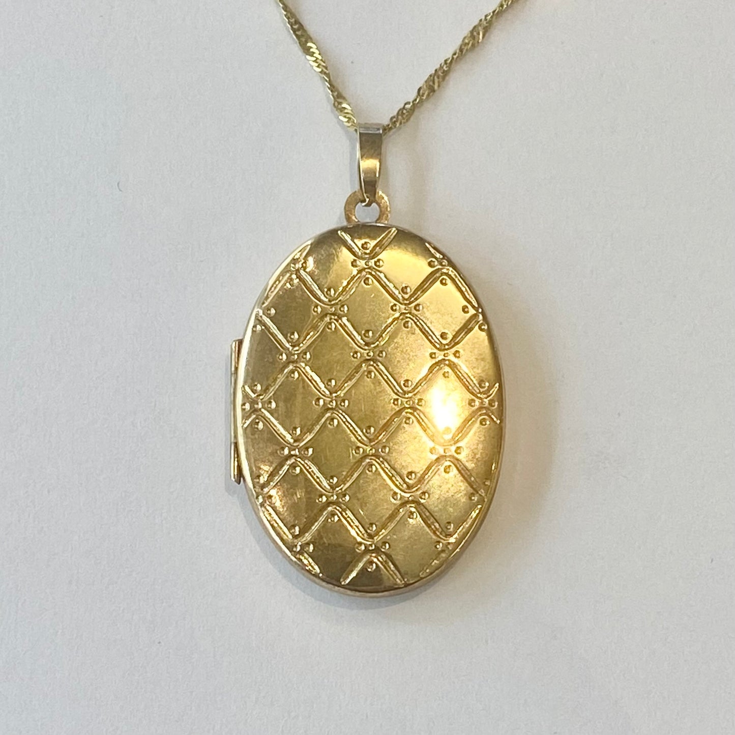 PLL11 9ct Yellow Gold Oval Patterned Locket With Chain Pre Loved