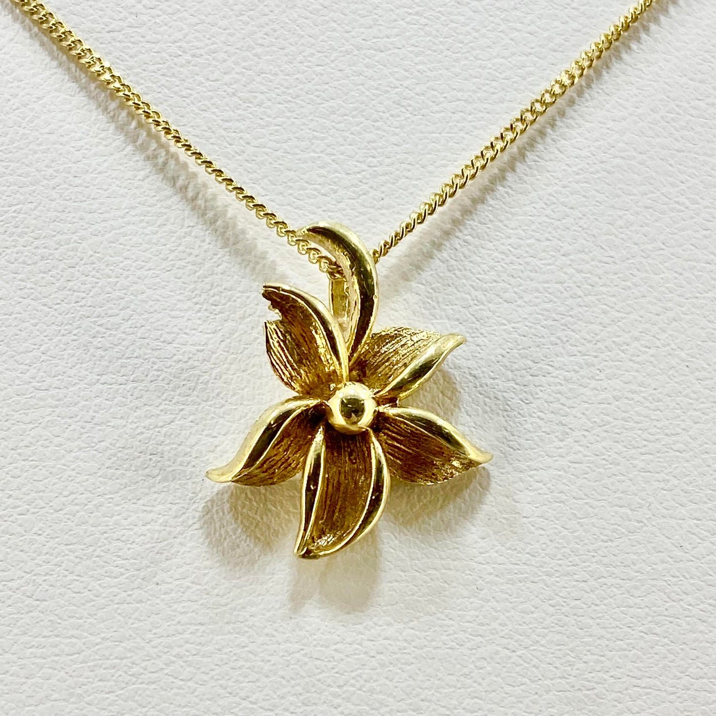 9ct Yellow Gold Leaf Pendant Pre Loved