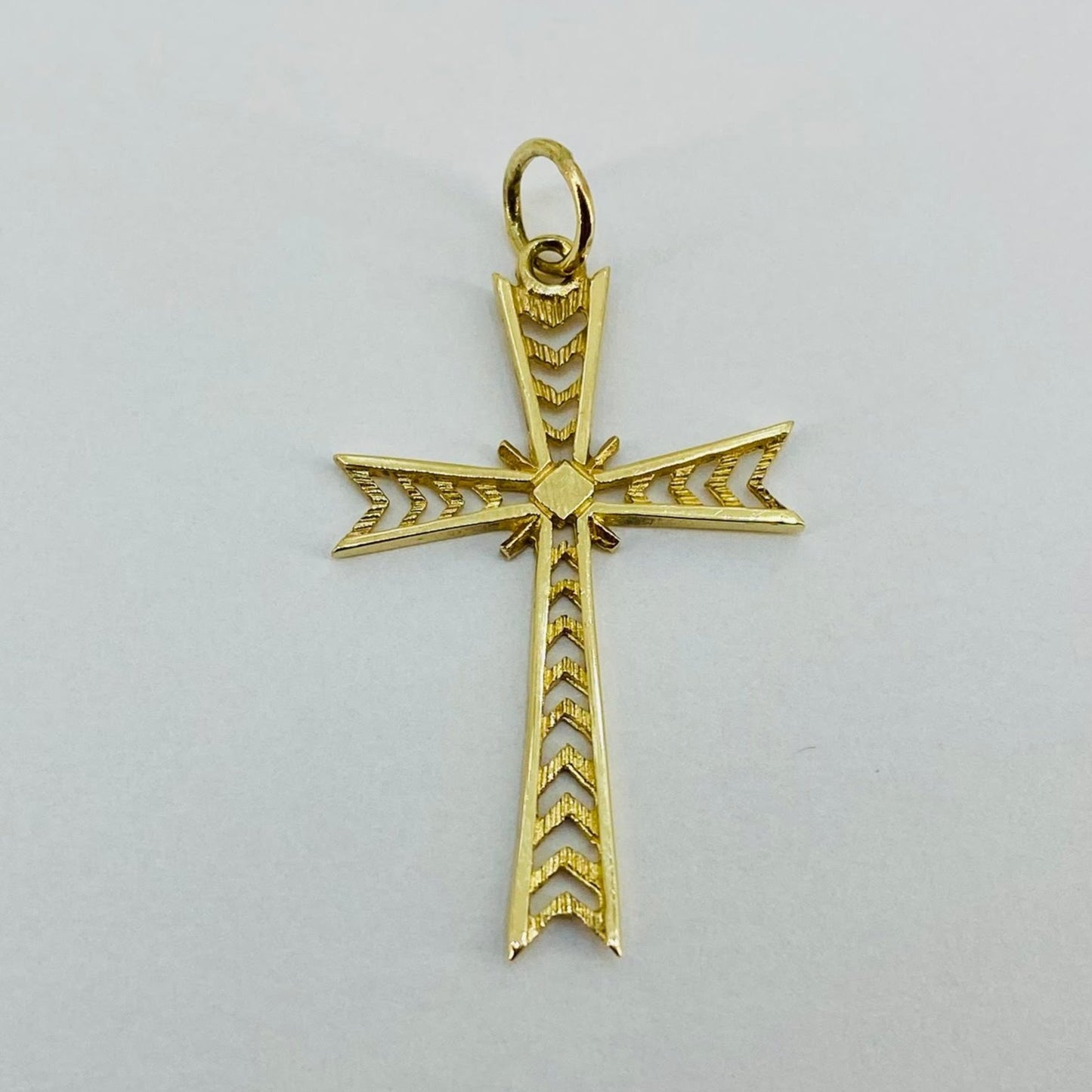 PLP43 9ct yellow gold patterned cross pendant .8grms  Size 3cms x 2cms