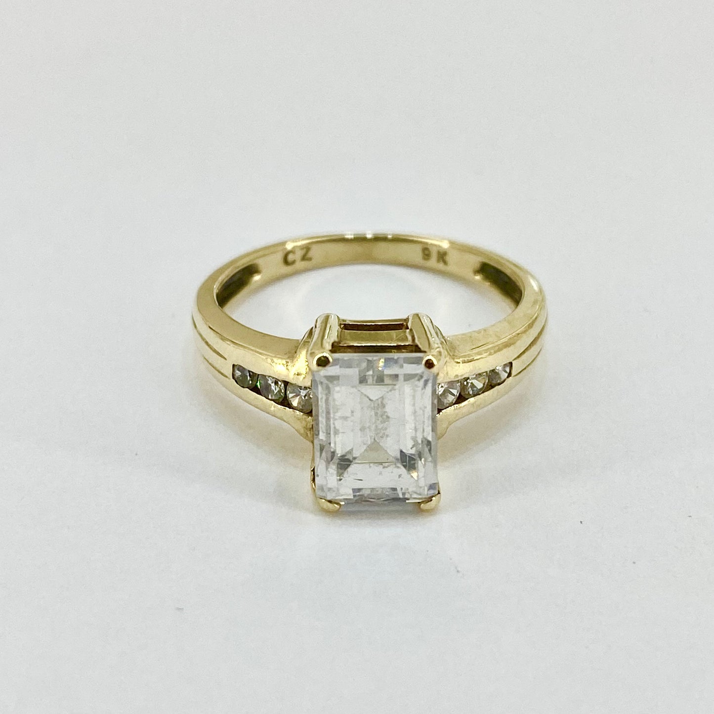 9ct Yellow Gold CZ Set Ring With CZ Set Shoulders Pre Loved