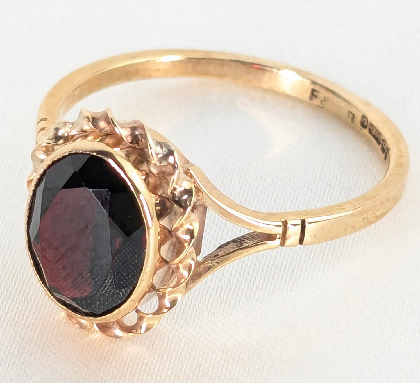 9ct Yellow Gold Garnet Ring- Pre-Loved Ref PLR103