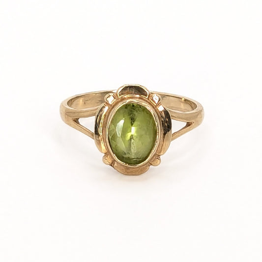 9ct Yellow Gold Oval Peridot Set Ring Pre Loved